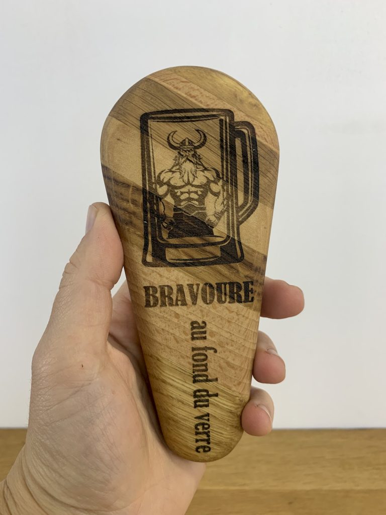 Décapsuleur "Bravoure au fond du verre"