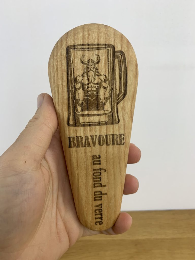 Décapsuleur "Bravoure au fond du verre"