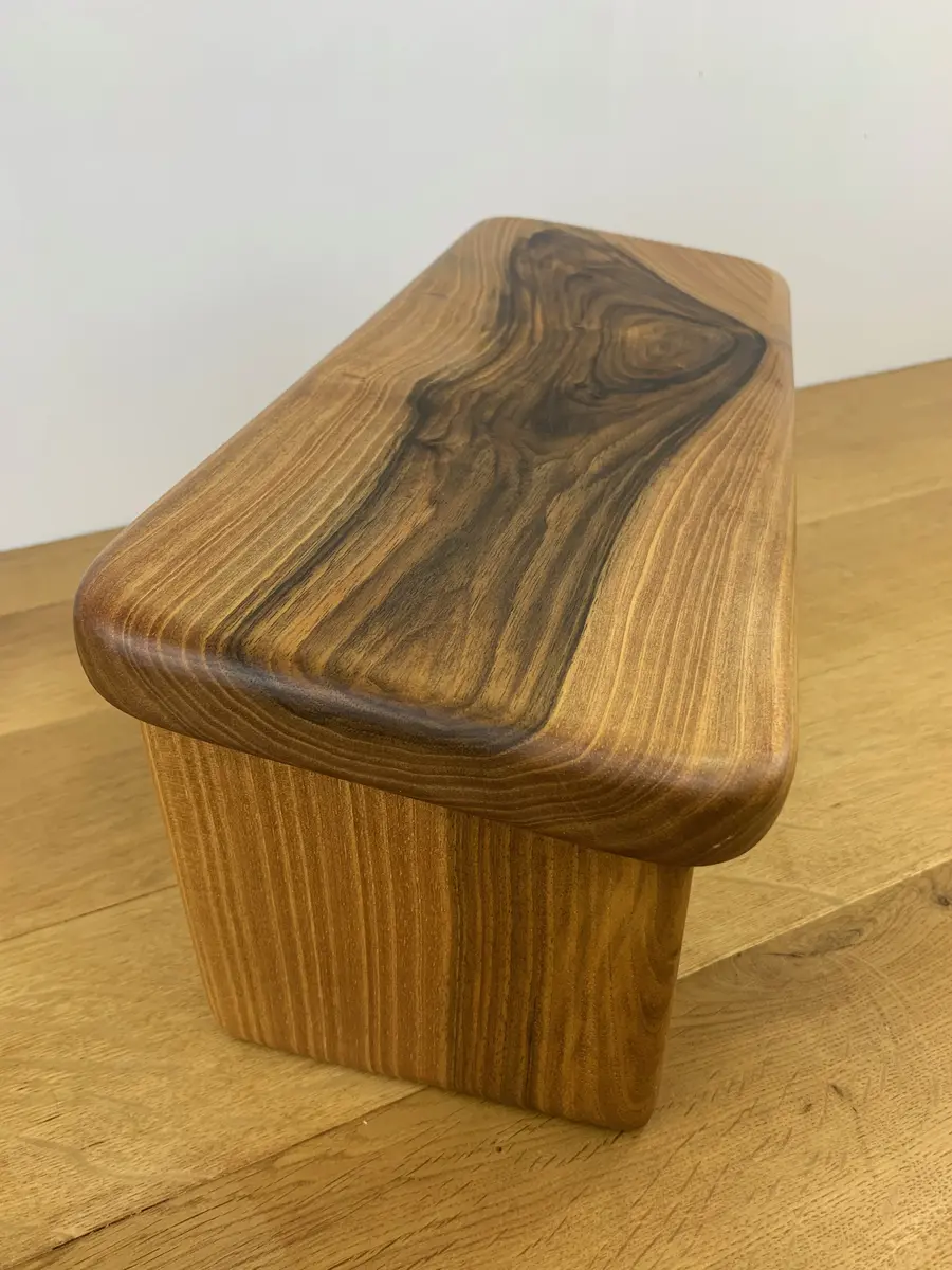 banc de méditation en noyer massif, artisanal français, veinage et couleur sublimes et uniques