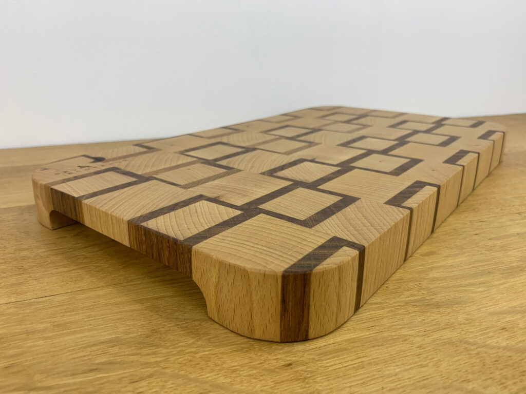 planche-a-decouper-bois-de-bout-creation-originale-artisanat-bois-massif-francais-avec-hetre-chene-rouge-seve-et-copeaux