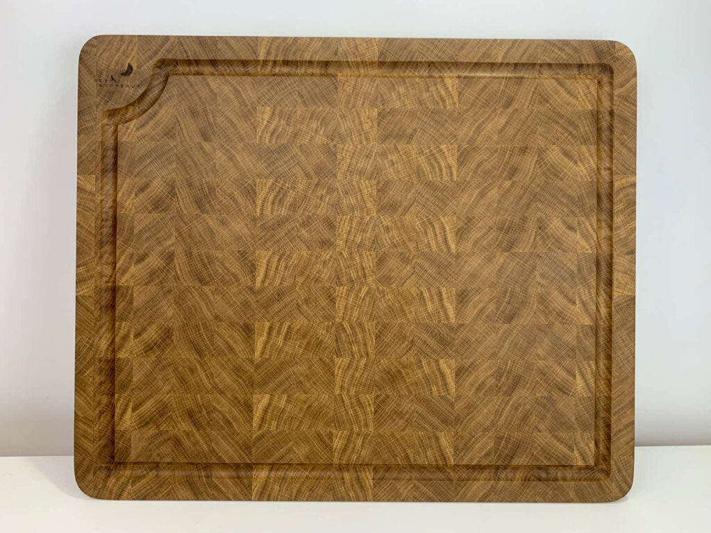 planche-a-decouper-en-bois-de-bout-creation-originale-artisanat-bois-massif-francais-avec-chene-1-seve-et-copeaux