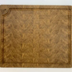 planche-a-decouper-en-bois-de-bout-creation-originale-artisanat-bois-massif-francais-avec-chene-1-seve-et-copeaux