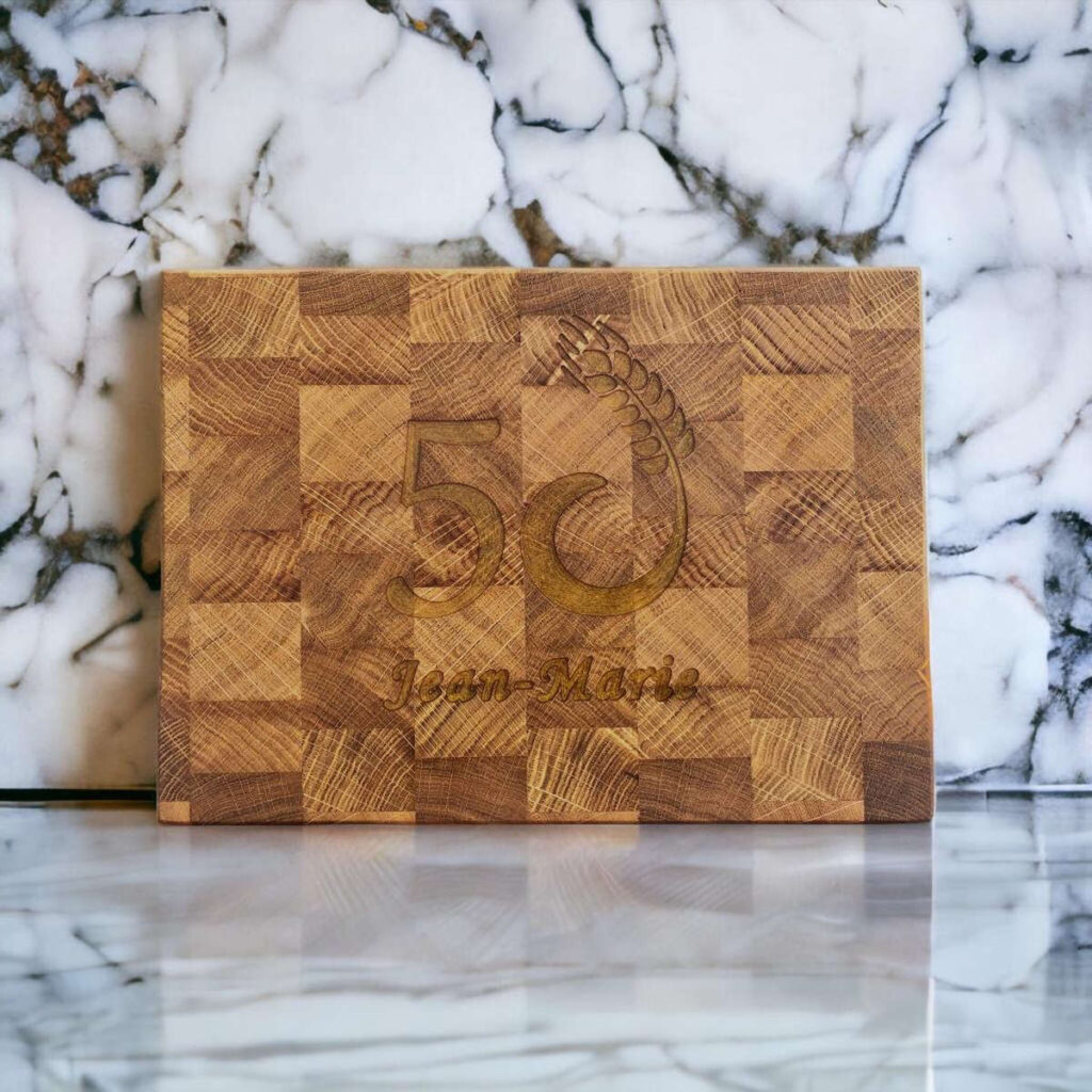 planche-a-decouper-en-bois-de-bout-creation-originale-artisanat-bois-massif-francais-avec-chene-resine-2-seve-et-copeaux
