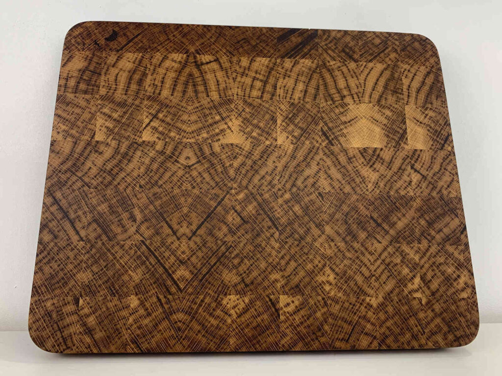planche-a-decouper-en-bois-de-bout-creation-originale-artisanat-bois-massif-francais-avec-chene-rouge-1-seve-et-copeaux
