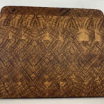 planche-a-decouper-en-bois-de-bout-creation-originale-artisanat-bois-massif-francais-avec-chene-rouge-1-seve-et-copeaux