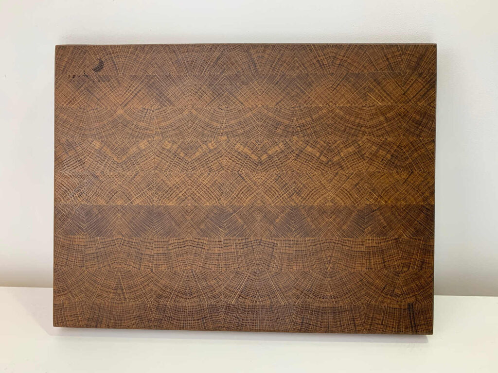planche-a-decouper-en-bois-de-bout-creation-originale-artisanat-bois-massif-francais-avec-chene-rouge-2-seve-et-copeaux