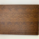 planche-a-decouper-en-bois-de-bout-creation-originale-artisanat-bois-massif-francais-avec-chene-rouge-2-seve-et-copeaux