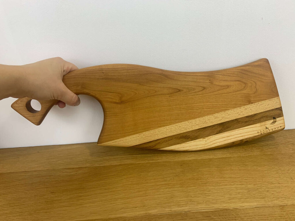 planche-a-decouper-hachoir-creation-originale-artisanat-bois-massif-francais-avec-merisier-seve-et-copeaux