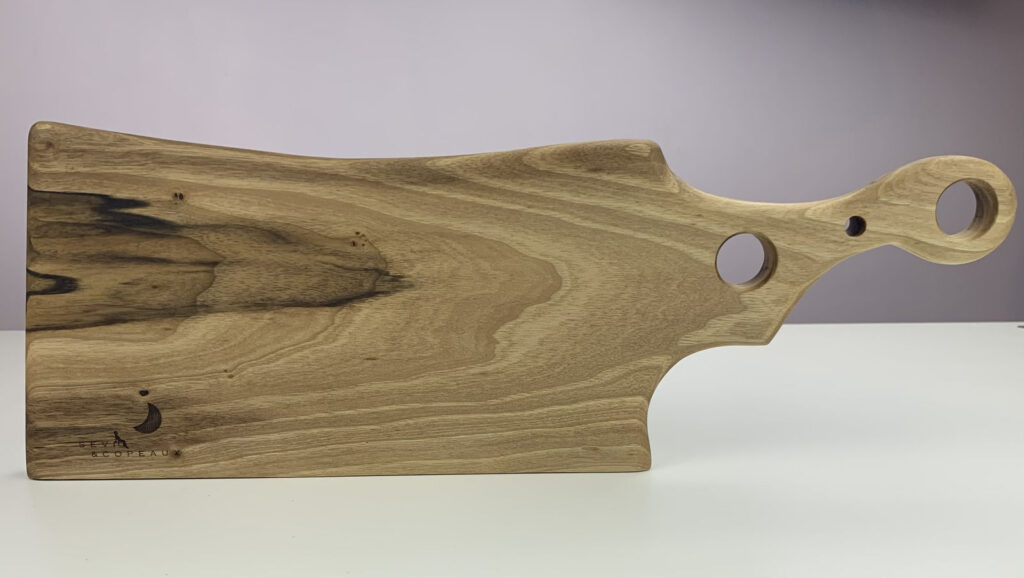 planche-a-decouper-hachoir-creation-originale-artisanat-bois-massif-francais-avec-noyer-seve-et-copeaux