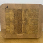 planche-bois-de-bout-creation-originale-artisanat-bois-massif-francais-avec-robinier-faux-acacia-hetre-seve-et-copeaux