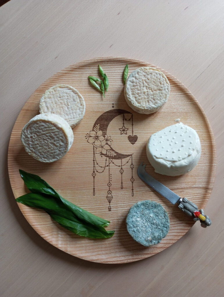 plateau-apero-presentation-rond-artisanal-bois-massif-francais-gravure-personnalisee-seve-et-copeaux