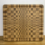 produit-planche-decouper-bois-de-bout-artisan-francais-bois-massif-effet-optique-hypnotique-1-seve-et-copeaux