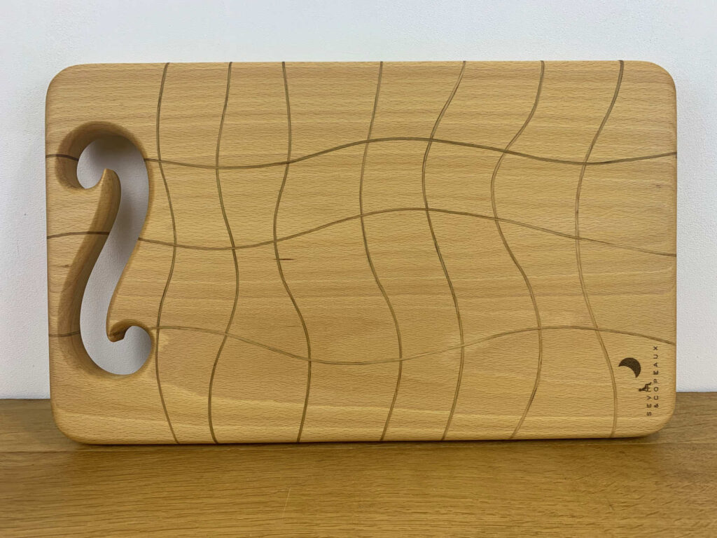 produit-planche-decouper-design-artisan-francais-bois-massif-poignee-arabesque-onde-chene-hetre-5-seve-et-copeaux