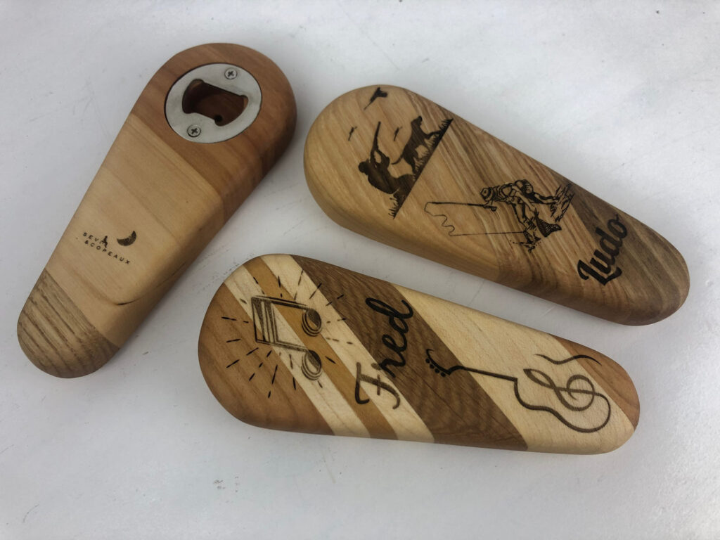 decapsuleur-personnalisable-artisan-francais-bois-massif-gravure-personnalisee-sur-mesure-4-seve-et-copeaux