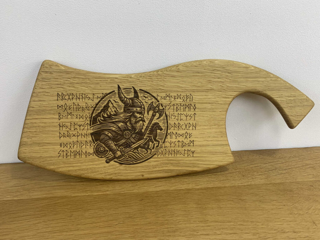 produit planche decouper artisan francais bois massif facon hachoir modele viking seve et copeaux