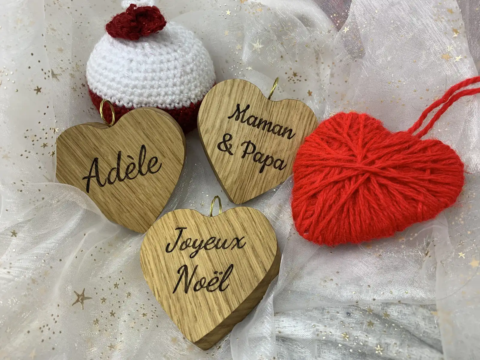 coeurs-graves-a-suspendre-bois-artisanal-deco-cadeau-noel