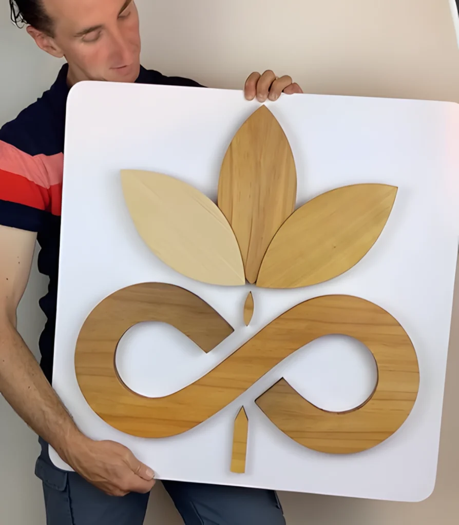 enseigne-professionnelle-sur-mesure-bois-massif-eternal-bloom-2-seve-et-copeaux