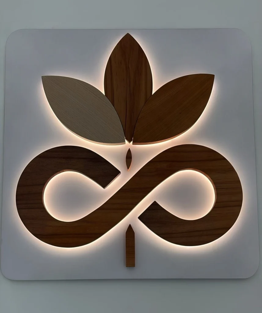 enseigne-professionnelle-sur-mesure-bois-massif-eternal-bloom-lumineuse-4-seve-et-copeaux