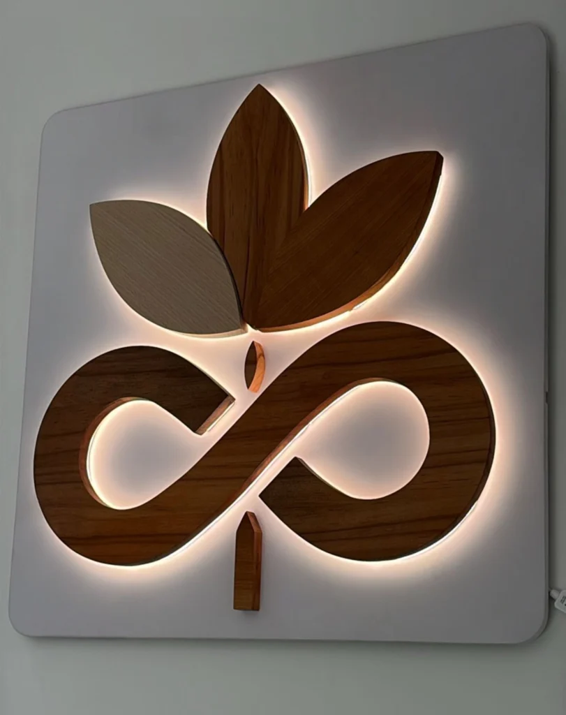 enseigne-professionnelle-sur-mesure-bois-massif-eternal-bloom-lumineuse-5-seve-et-copeaux