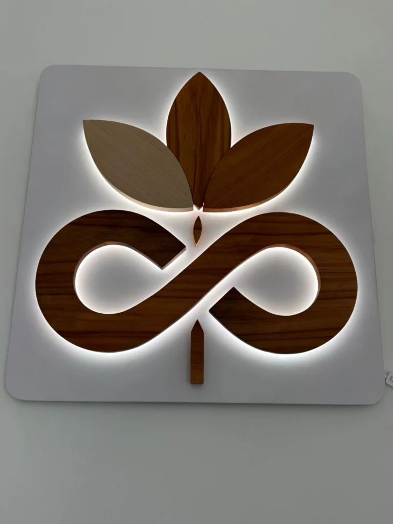 enseigne-professionnelle-sur-mesure-bois-massif-eternal-bloom-lumineuse-6-seve-et-copeaux