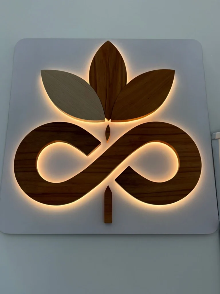 enseigne-professionnelle-sur-mesure-bois-massif-eternal-bloom-lumineuse-7-seve-et-copeaux
