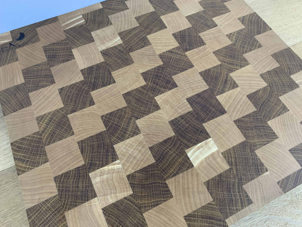 notre-planche-a-decouper-bois-de-bout-chene-hetre-utilisee-2-seve-et-copeaux