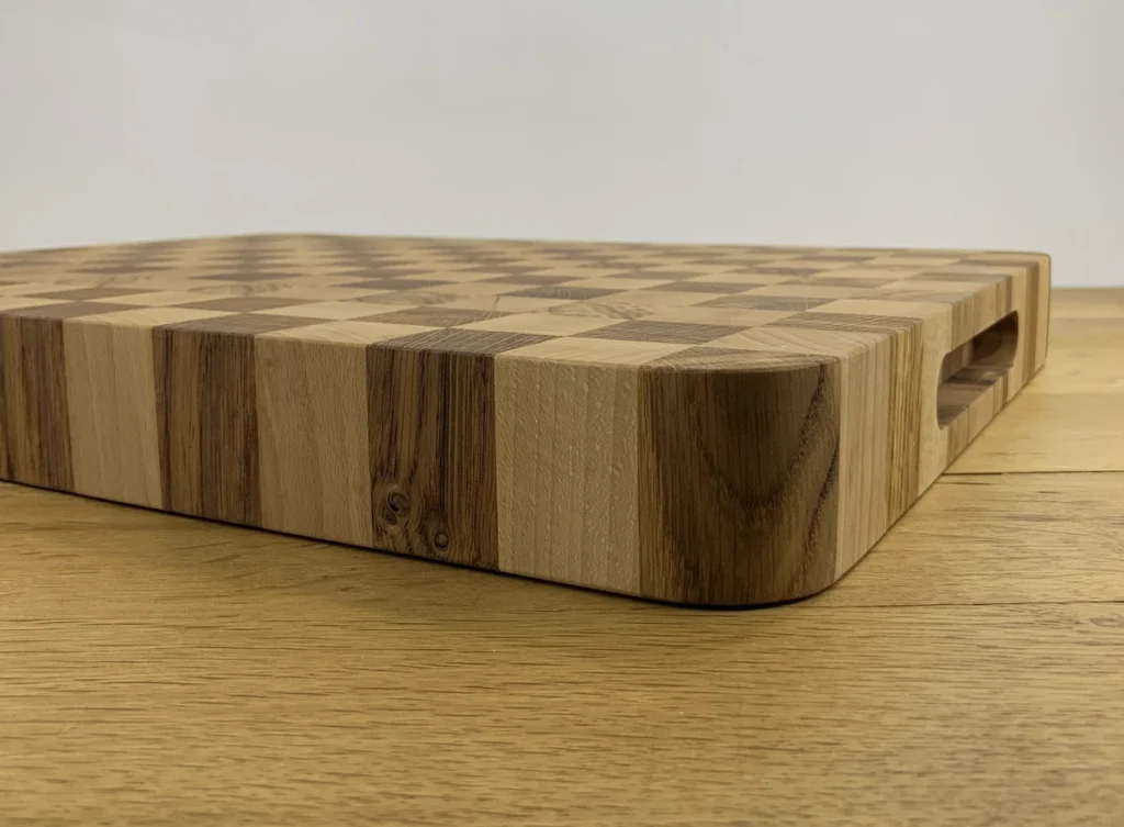 planche-a-decouper-bois-de-bout-sur-mesure-chef-cuisinier-4-seve-et-copeaux