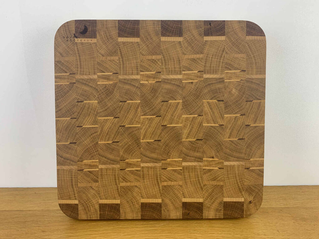 planche-bois-de-bout-plumes-seve-et-copeaux