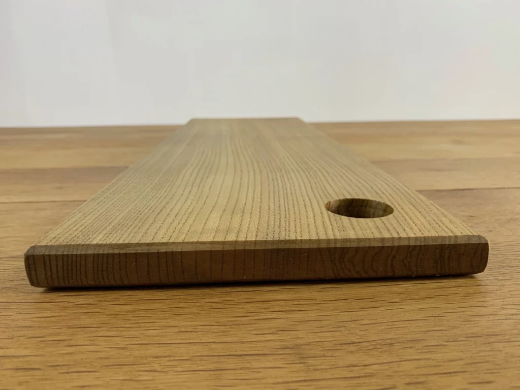 planche-de-presentation-artisanale-professionnelle-sur-mesure-teintee-chene-1-seve-et-copeaux