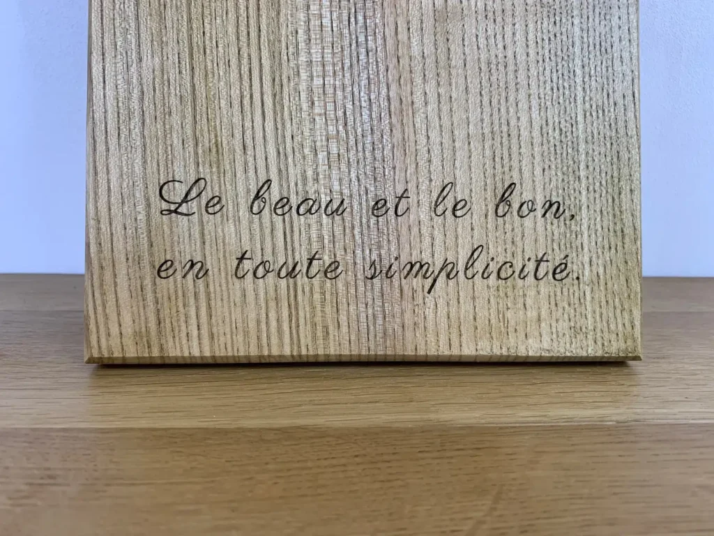 planche-de-presentation-artisanale-professionnelle-sur-mesure-teintee-chene-4-seve-et-copeaux