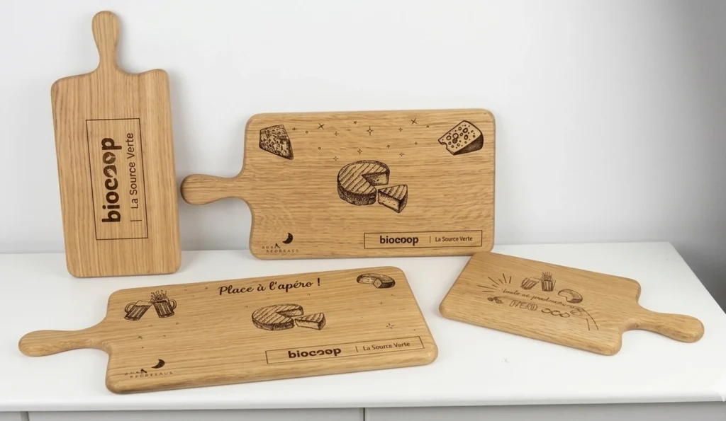 planches-a-decouper-bois-artisanales-gravure-personnalisee-logo-professionnel-seve-et-copeaux