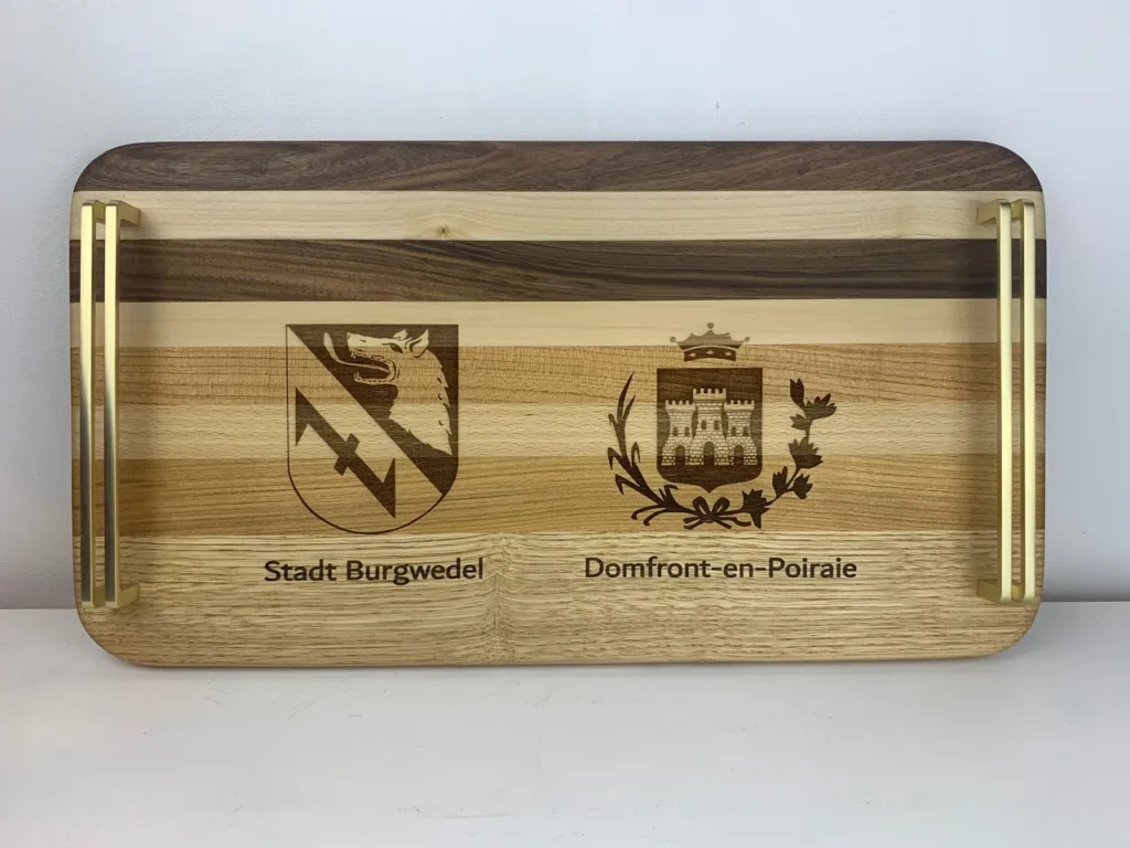 plateau-service-bois-massif-artisanal-poignees-gravure-personnalisee-seve-et-copeaux