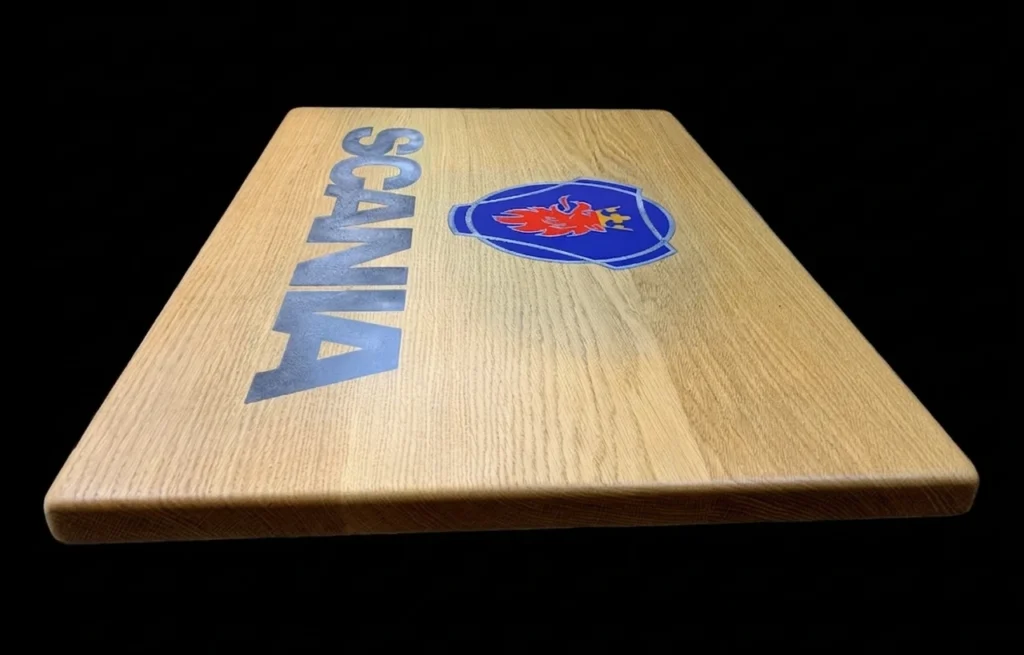 plateau-bois-resine-logo-entreprise-haut-de-gamme-2-seve-et-copeaux