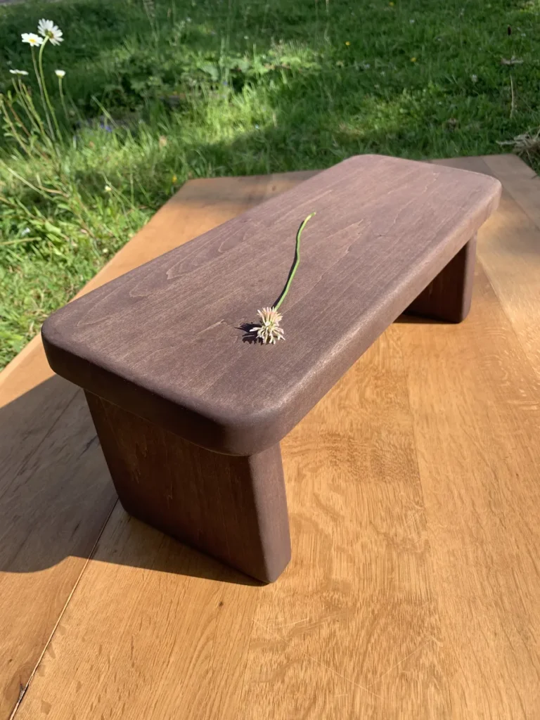 Banc de yoga ergonomique en bois massif couleur chocolat, belle vue d'ensemble