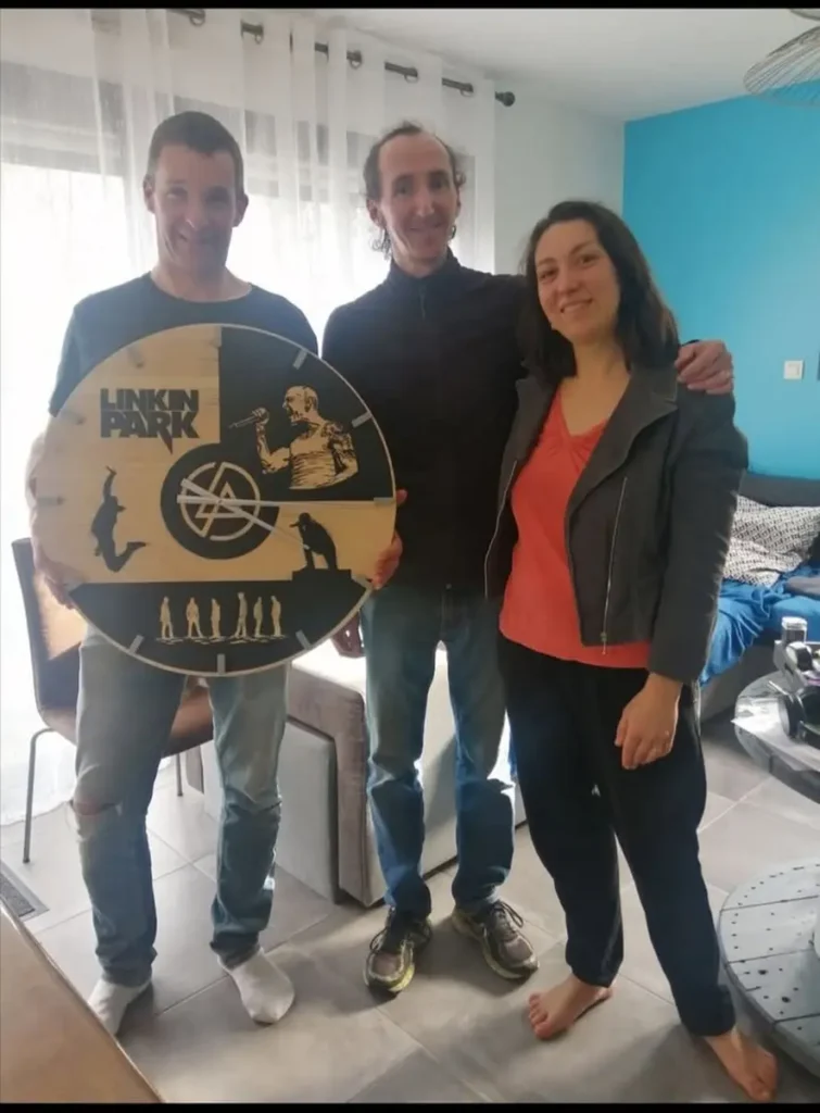 satisfaction client horloge 60cm sur mesure bois resine seve et copeaux